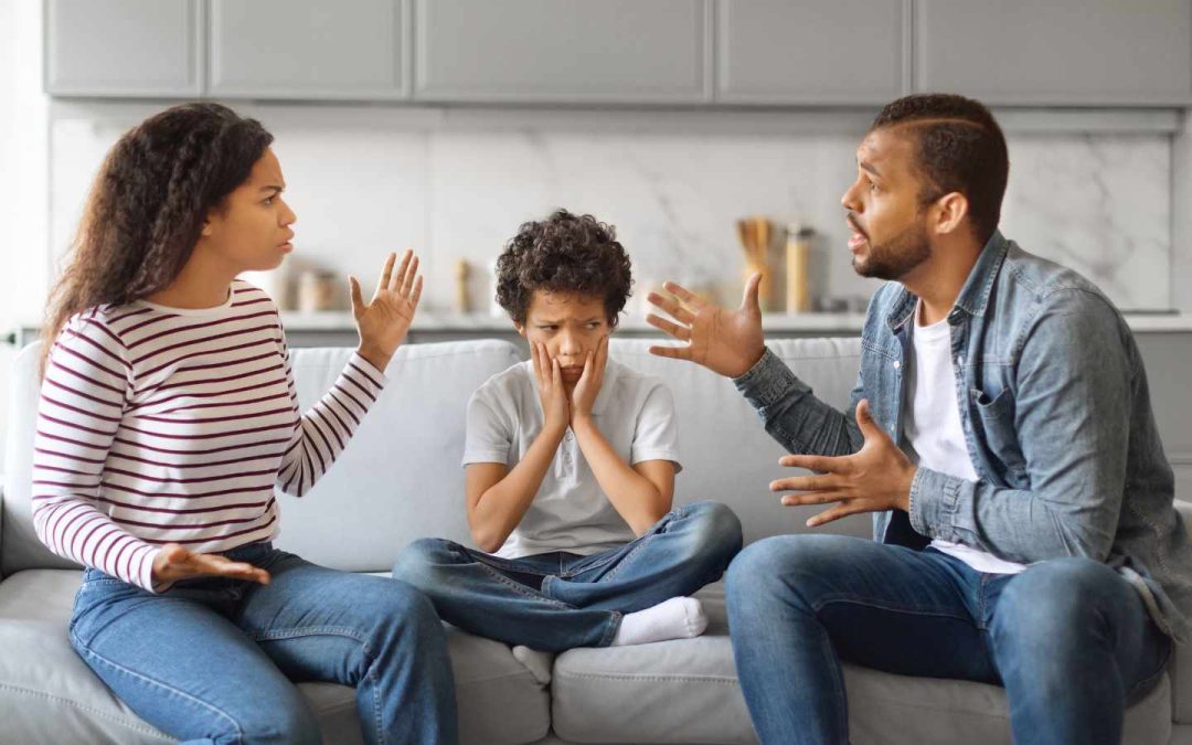 Padres conversando con hijo adolescente sobre consumo de drogas en el salón de casa