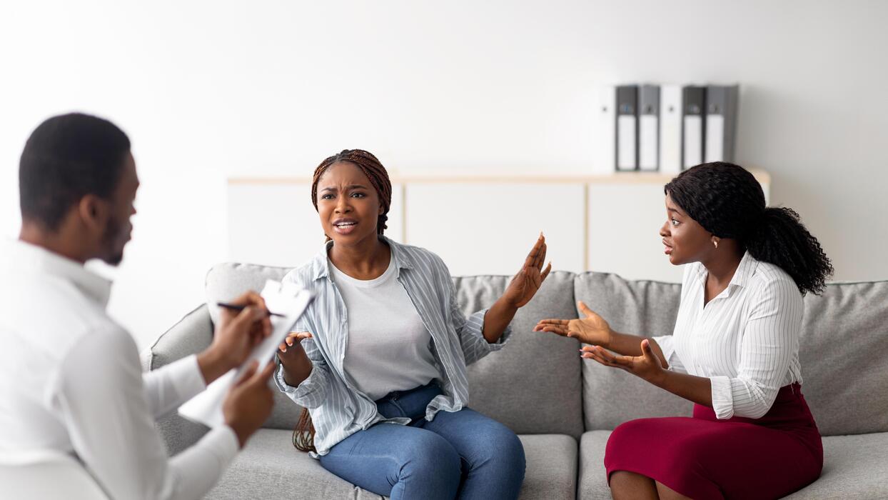 Familia evaluando opciones de tratamiento con profesional sanitario especializado