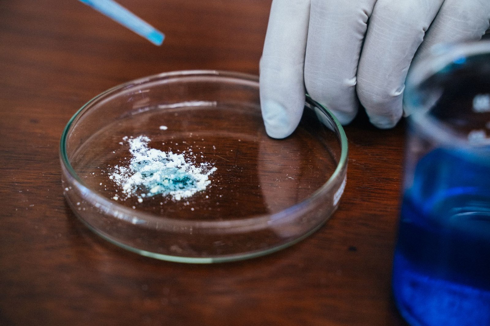 Análisis químico de sustancias como el tusi para detectar su composición real