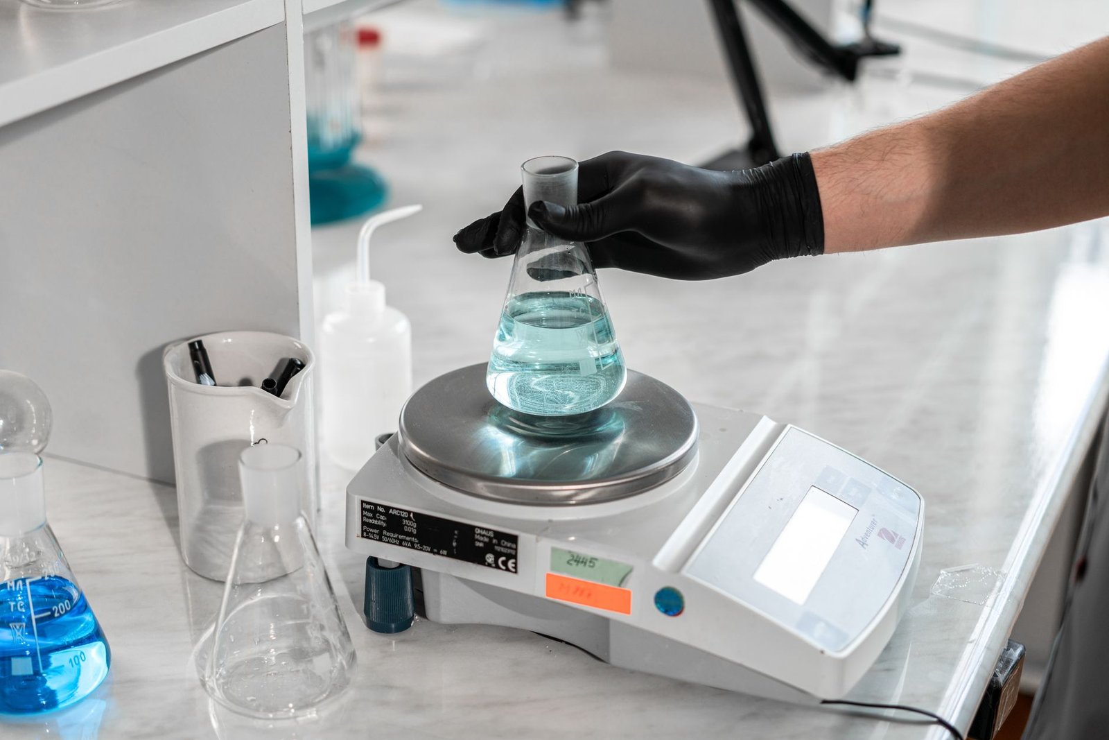 Balanza analitica de precision midiendo microgramos de sustancia en polvo