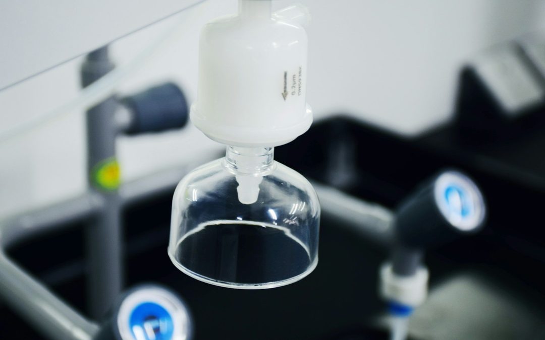 Envase metálico presurizado de aerosol sanitario sobre superficie clínica