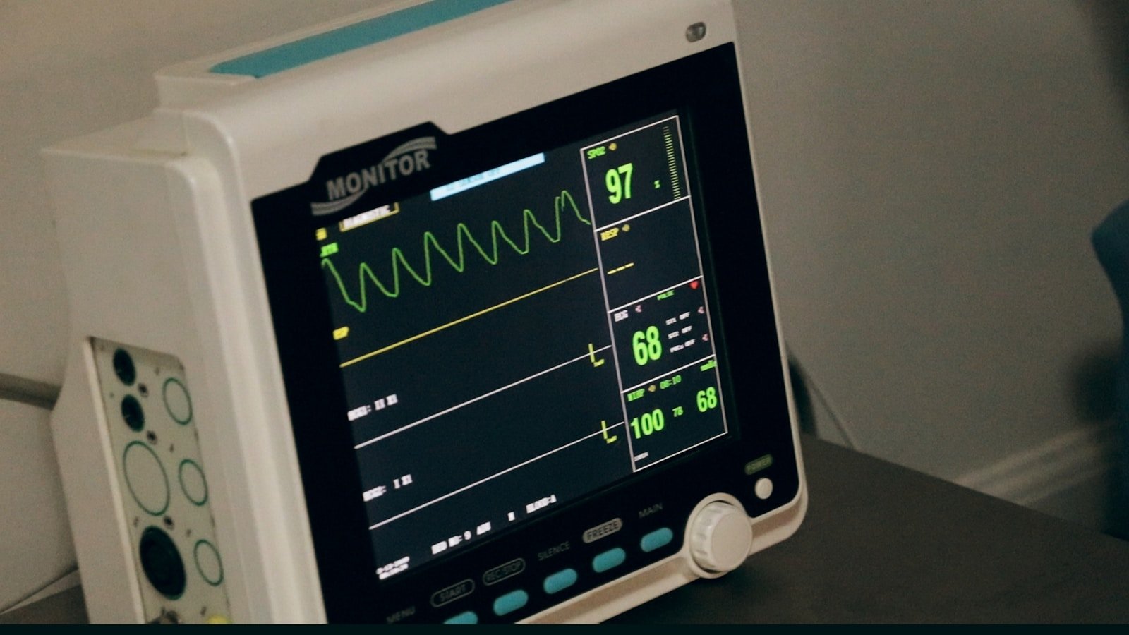 Monitor de constantes vitales controlando saturacion de oxigeno en urgencias
