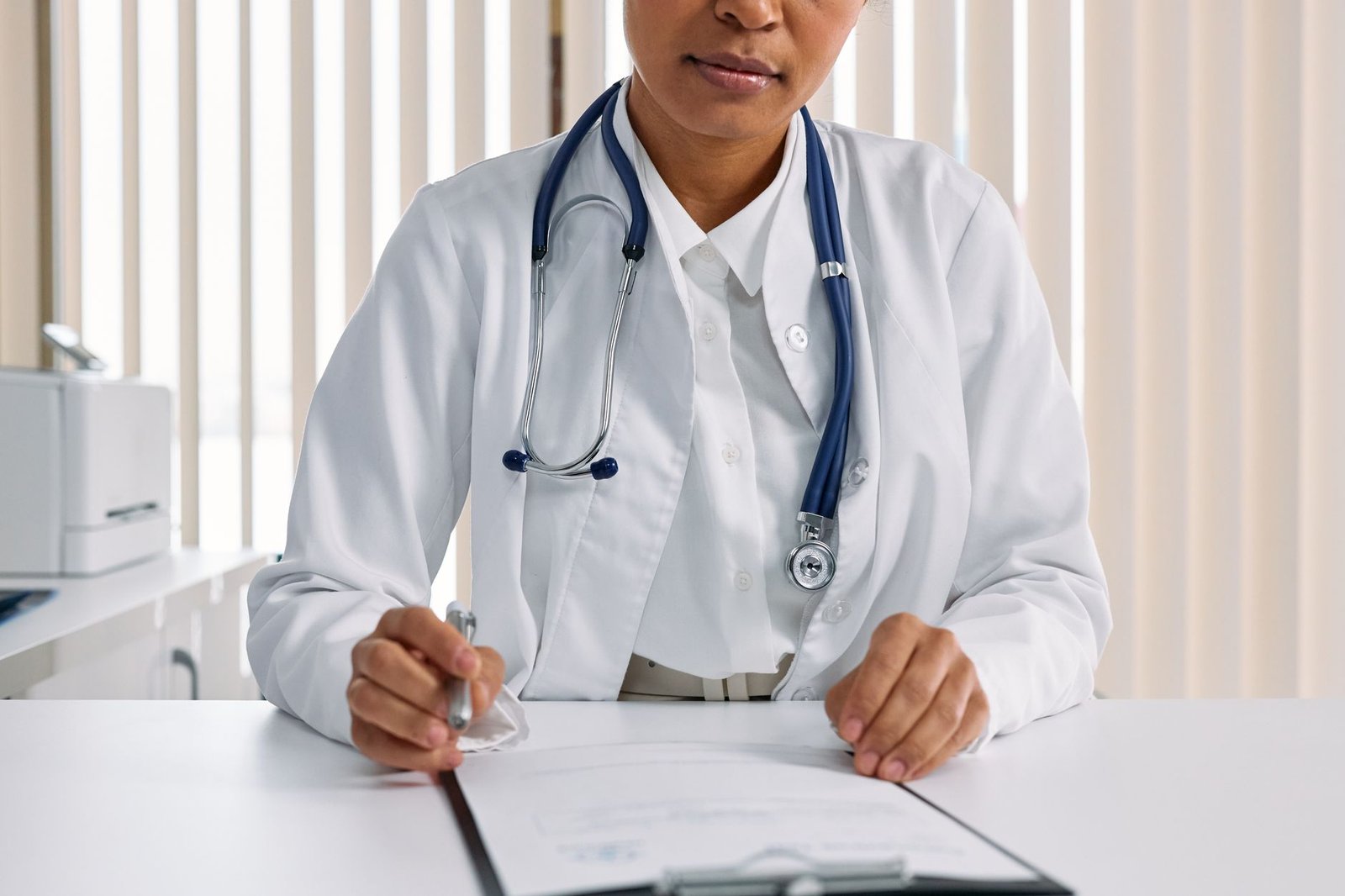 Consulta médica para prescripción de tratamiento del trastorno por consumo de alcohol